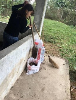 Hình 1 Dọn chuồng Hình 2 Cho phân vào bao Hình 3 Lợn con Hình 4 Cho lợn ăn bằng 4