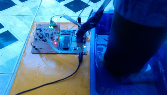 Hình 4 5 Cảm biến thứ hai hoạt động khi đổ nước vào Khi tiếp tục đổ 5