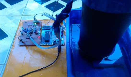 Hình 4 7 Cảm biến thứ ba hoạt động khi đổ nước vào Mực nước lúc này là 7