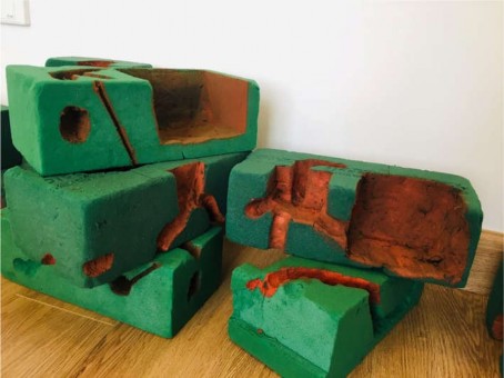 Bước 5 dùng que gỗ vải … tạo thành bàn ghế và một số vật dụng trong lòng 4