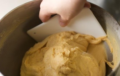 Dụng cụ này là một miếng plastic hay miếng nhựa có một cạnh thẳng và phần 3