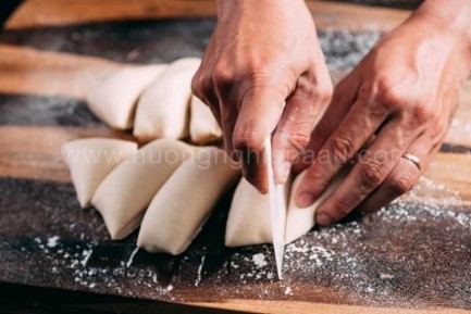 Dụng cụ này là một miếng plastic hay miếng nhựa có một cạnh thẳng và phần 4