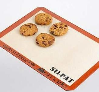 Tấm nướng chống dính thường được làm từ Silicone và phổ biến là Silpat 13