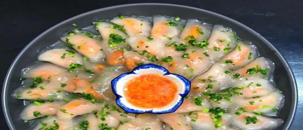 Bánh bột lọc có 2 loại nhân mặn và ngọt Bánh có màu trong suốt có thể nhìn 2