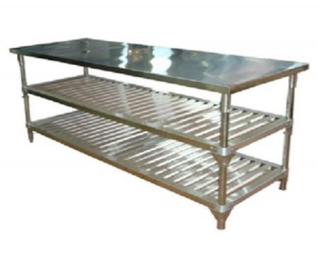 Phần lớn các thao tác nhào trộn nặn cán cắt bột đều được làm trên bàn do 4