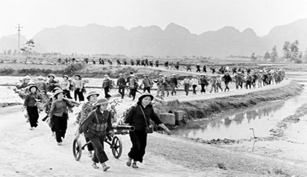 Hình ảnh trong phong trào Phụ nữ Ba đảm đang Ảnh Tư liệu TTXVN Hình ảnh phụ 10