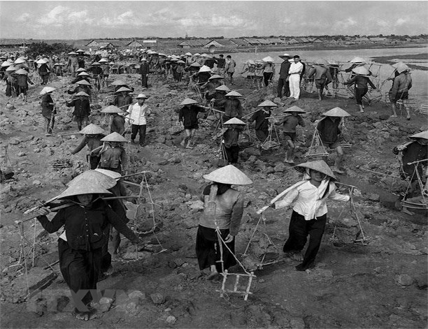 Thi đua lao động sản xuất trên công trình Đại thủy nông Bắc Hưng Hải một 12