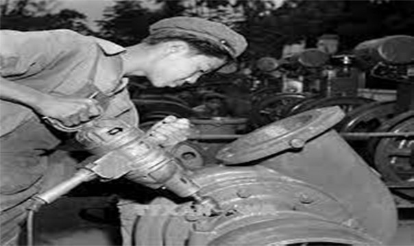 Công nhân Nhà máy Cơ khí Sóng Duyên Hải Hải Phòng đang gấp rút hoàn thành kế 2