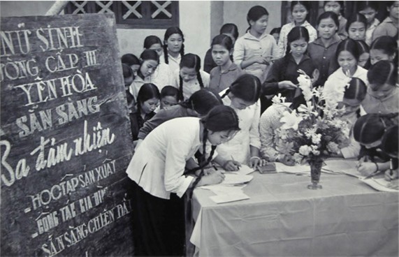 Hình ảnh học sinh Trường cấp III Yến Hòa Hà Nội đăng ký phong trào Ba đảm 9