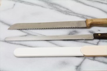 Dao cắt bánh thường là dao răng cưa giúp cho việc cắt bánh được mịn mặt 17