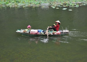 Bán rong trên sông Ngô Đồng Trình diễn nghề thêu ren cho khách Bán hàng lưu niệm 13