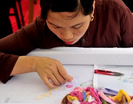 Bán rong trên sông Ngô Đồng Trình diễn nghề thêu ren cho khách Bán hàng lưu niệm 14