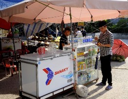 Bán hàng lưu niệm Bán đồ uống Nghề xe ôm Cho thuê xe đạp Nói chuyện với 16