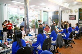 Cán bộ nhân viên chi nhánh lữ hàng Sắp xếp tài liệu Vệ sinh nơi làm việc 5