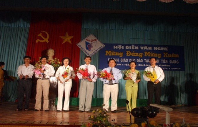 Lãnh đạo ngành GD ĐT tỉnh dự hội diễn văn nghệ mừng đảng mừng xuân Nguồn 10