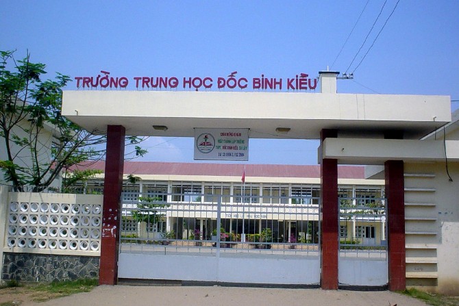 Trường THPT đạt chuẩn quốc gia năm 2006 Nguồn Ảnh chụp thực tế tại trường 4