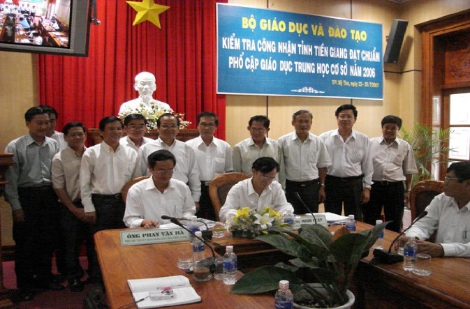 Đại diện Bộ GD ĐT lãnh đạo Sở GD tỉnh Tiền Giang trong buổi công nhận Tiền 9