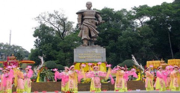 Tượng thờ Hưng Nhượng Đại Vương Trần Quốc Tảng bằng đồng trước cửa 2