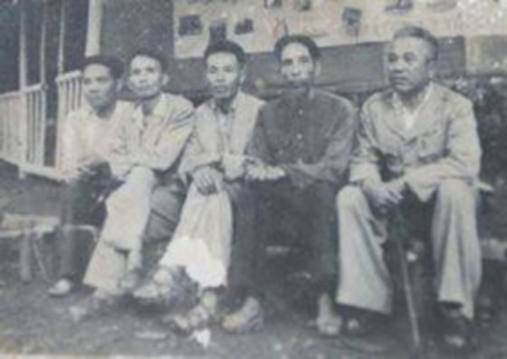 Hình 11 Bùi Kỷ trong một chuyến công tác lên Hòa Bình năm 1952 Bùi Kỷ ngồi thứ 5