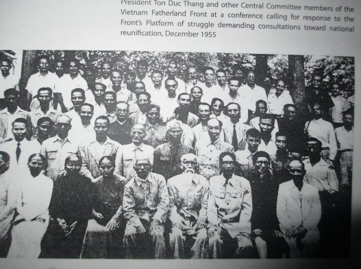 Hình 13 Chủ tịch Mặt trận Tổ quốc Việt Nam Tôn Đức Thắng cùng các Ủy viên 7