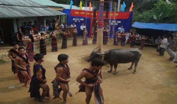 Hình ảnh Vũ điệu tân tung da dăh của tộc người Cơtu Hình ảnh Kiến trúc 4