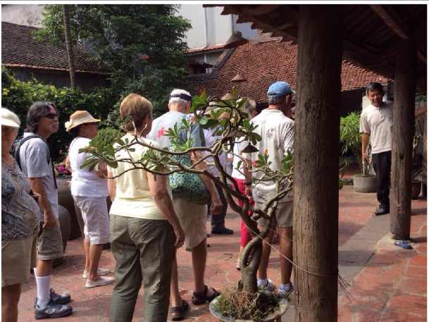 Khách đến thăm quan nhà cổ Du Khách thăm quan nhà cổ Homestay ở nhà dân Du khách 6