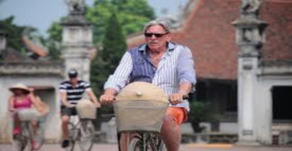 Du khách thuê xe đạp để đi trải nghiệm Du khách tự tay trải nghiệm làm đồ 9