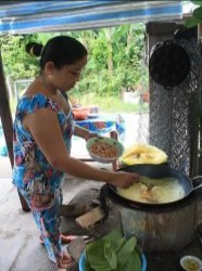 Hướng dẫn du khách đổ bánh xèo Đặc sản Bún cá Long Xuyên Chòi lá trong vườn 15