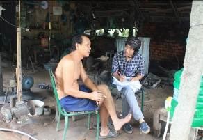 Xưởng dệt vải mùng Phỏng vấn chủ lò rèn Phơi nhang Ống đựng viết bằng tre 21