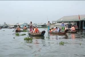 Bơi xuồng ra bè cá Tàu đưa khách du lịch nước ngoài cặp bến cù lao Bến 26