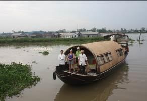 Bơi xuồng ra bè cá Tàu đưa khách du lịch nước ngoài cặp bến cù lao Bến 27