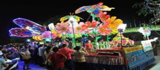 Hình 2 11 Rước đèn trung thu Hình 2 12 Lễ hội đua thuyền mùng 2 tết trên sông 7