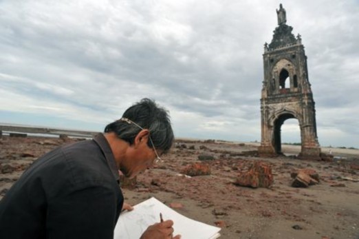 Nhà thờ nghiêng tại bãi biển Hải Hậu 2