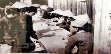 Hình ảnh cử tri tham gia bầu cử Quốc Hội đầu tiên Ngày 6 1 1946 tiến hành 1