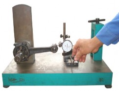 4 Kiểm tra độ xoắn Gá tay biên lên thiết bị Lấy độ găng đồng hồ so Tiến 7