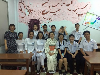 Cô Aketagawa Yu mặc bộ Yukata với học sinh trường THPT Marie Curie năm 2016 Hình 1