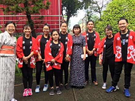 Học sinh trường THPT Marie Curie trong bộ áo khoác Haori chuẩn bị tiết mục múa 2