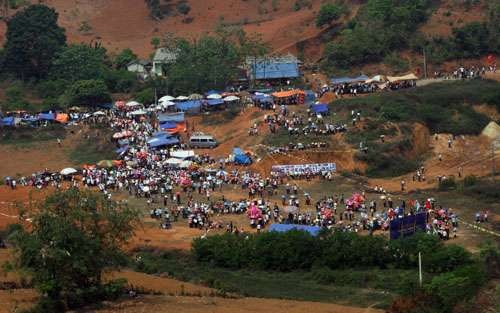 Không khí lễ hội các chàng trai cô gái từ khắp các vùng đất đổ về đây 13