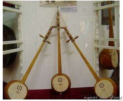 Cây đàn Tính của dân tộc Tày Thiếu nữ Tày bên cây đàn Tính Thiếu nữ Nùng 6