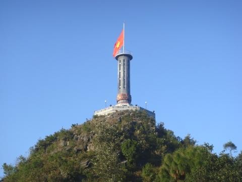 Hình 1 Cột cờ trên đỉnh Núi Rồng xã Lũng Cú Hình 2 Bản Lô Lô Chải dưới 1