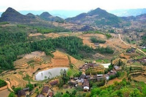 Hình 2 Bản Lô Lô Chải dưới chân cột cờ Lũng Cú Phụ lục 2 Cao nguyên đá 2