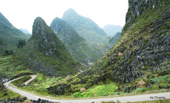 Hình 3 Đường lên cao nguyên đá Đồng Văn Hình 4 Đường đèo Mã Pí Lèng trên 3