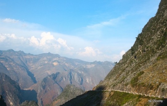 Hình 4 Đường đèo Mã Pí Lèng trên cung đường Hạnh Phúc Hình 5 Hẻm vực sông 4