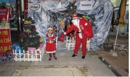 Hình 2 9 Trao quà cho trẻ em Mặc dù thời tiết khá lạnh nhưng cũng không ít khách 1