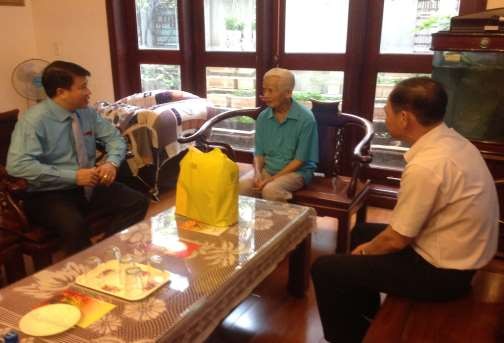 Lãnh đạo thành phố Buôn Ma Thuột tặng quà cho cán bộ lãnh thành cách mạng 2