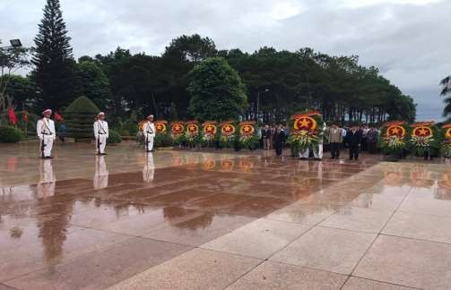 Các đồng chí lãnh đạo tỉnh và thành phố Buôn Ma Thuột viếng nghĩa trang liệt 3