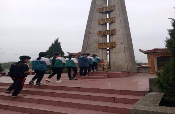 Học sinh tham gia v sinh v dâng h ơng nghĩa trang li t sĩ 3