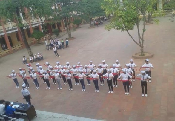 I trẻ em khuyết tật năm 2019 Học sinh tham gia v sinh v dâng h ơng nghĩa trang li t sĩ 4