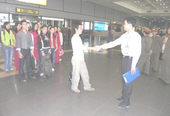 Hình 2 Đón khách tại sân bay Hướng dẫn viên cần chú ý là trong buổi tiếp xúc 1
