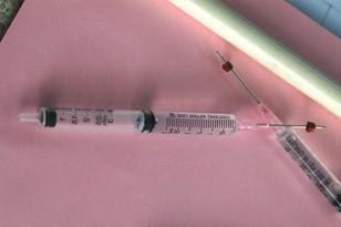 Hình 3 28 Ống tiêm gây mê khi gắn chip điện tử Hình 3 29 Chip điện tử máy dò 5